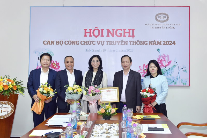 Pho Thong doc Thuong truc Dao Minh Tu trao Danh hieu Tap the lao dong xuat sac cho Tap the Vu Truyen thong. Anh: Ban To chuc.