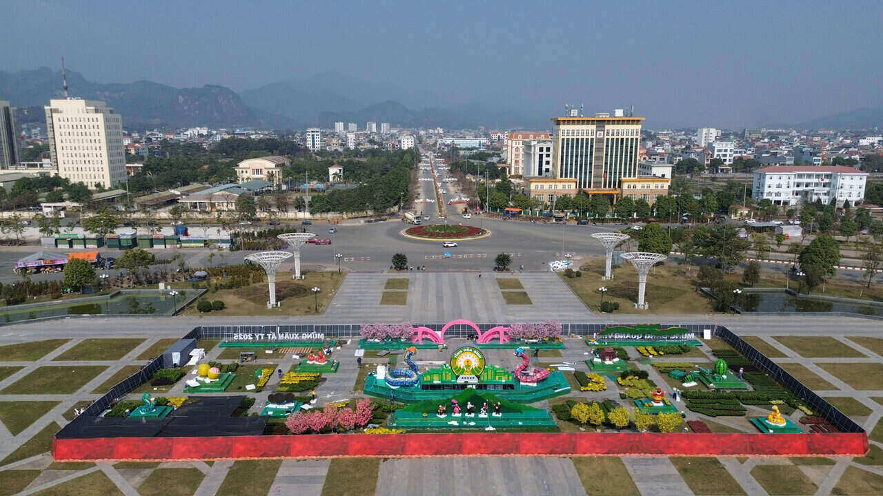 Hinh anh cum linh vat tai quang truong thanh pho Hoa Binh nhin tu tren cao. Anh: Dang Tinh