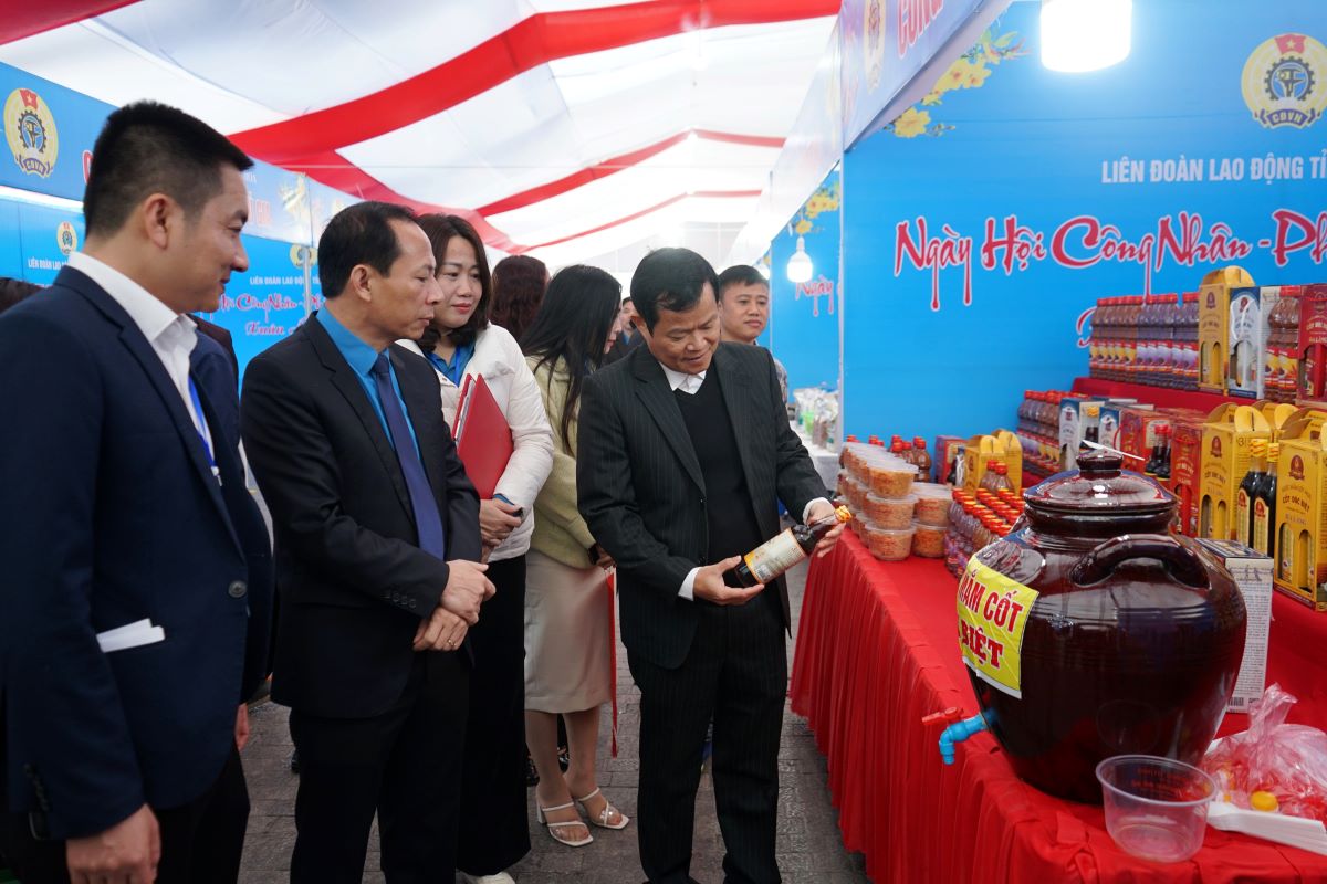 Lanh dao tinh Thanh Hoa, LDLD tinh tham cac gian trung bay tai “Hoi cho cong nhan“. Anh: Quach Du