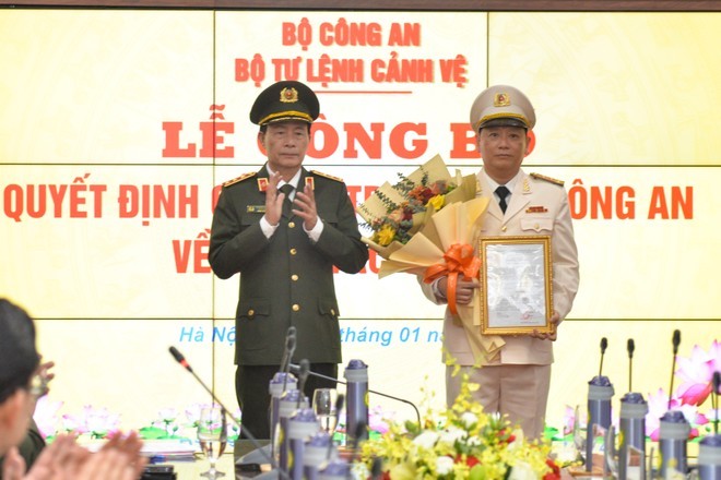 Senior Lieutenant General Le Quoc Hung - Deputy Minister of Public Security - presented the decision of the Minister of Public Security to transfer and appoint Colonel Pham Thanh Hung to the position of Commander of the Guard Command. Photo: M. Phuong