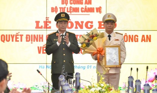 Thượng tướng Lê Quốc Hùng - Thứ trưởng Bộ Công an - trao quyết định của Bộ trưởng Bộ Công an điều động, bổ nhiệm Đại tá Phạm Thanh Hùng giữ chức vụ Tư lệnh Bộ Tư lệnh Cảnh vệ. Ảnh: M.Phương