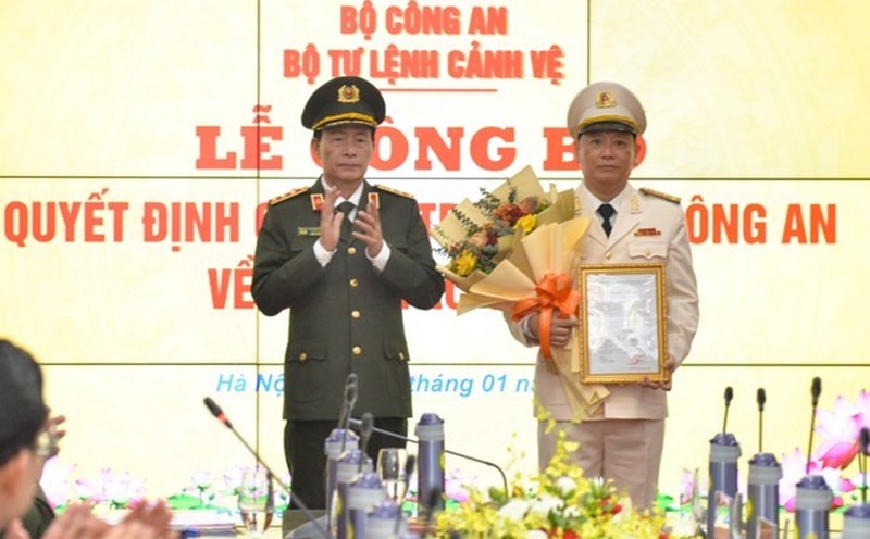 Senior Lieutenant General Le Quoc Hung - Deputy Minister of Public Security - presented the decision of the Minister of Public Security to transfer and appoint Colonel Pham Thanh Hung to the position of Commander of the Guard Command. Photo: M. Phuong