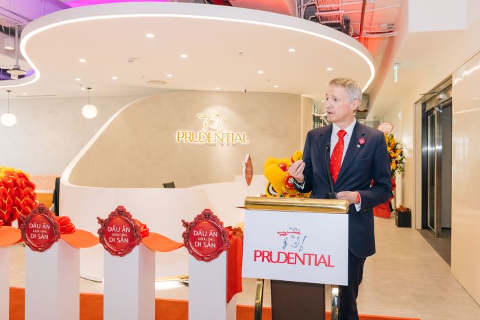 Ong Conor M O’Neill khang dinh, viec nhan rong mo hinh Trung tam Cham soc Khach hang nay la mot trong nhung minh chung ro net cho cam ket “lay khach hang lam trong tam” cua Prudential.