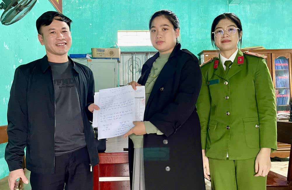 Công an thị trấn Lộc Hà chứng kiến chị Thảo chuyển trả lại 1,7 tỉ đồng cho người chuyển khoản nhầm. Ảnh: Công an Hà Tĩnh.