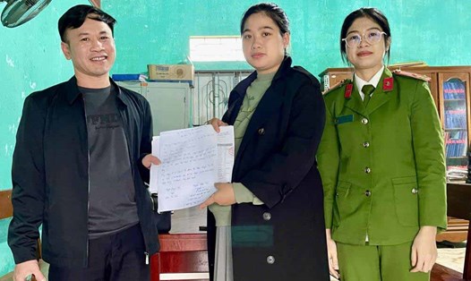 Công an thị trấn Lộc Hà chứng kiến chị Thảo chuyển trả lại 1,7 tỉ đồng cho người chuyển khoản nhầm. Ảnh: Công an Hà Tĩnh.