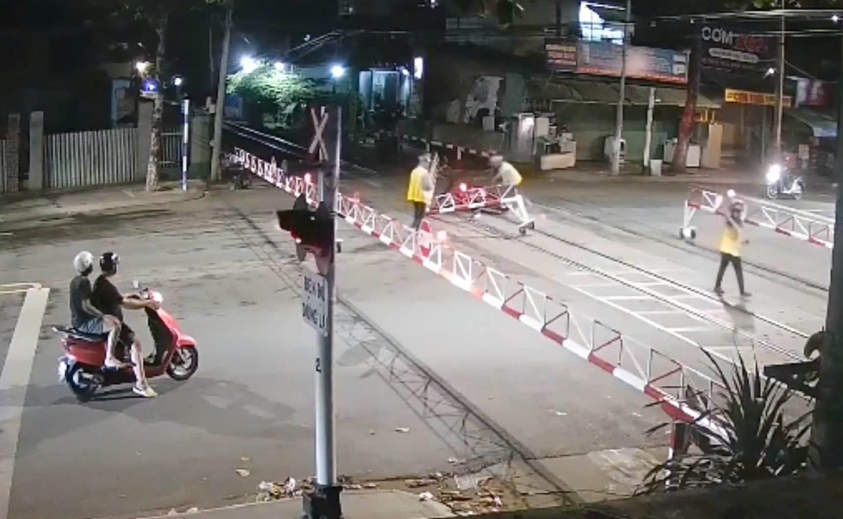 Một vụ người điều khiển xe gắn máy đâm, va vào gác chắn đường sắt. Ảnh cắt từ clip do Công ty Cổ phần Đường sắt Sài Gòn cung cấp