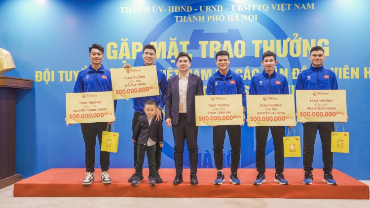 Cac cau thu nhan thuong sau chuc vo dich ASEAN Cup 2024. Anh: HNFC