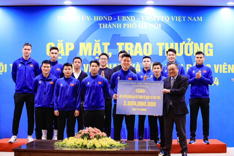 Uy ban Nhan dan thanh pho Ha Noi thuong doi tuyen Viet Nam 2 ti dong, rieng cac cau thu Ha Noi FC va Cong an Ha Noi moi nguoi 50 trieu dong. Anh: HNFC