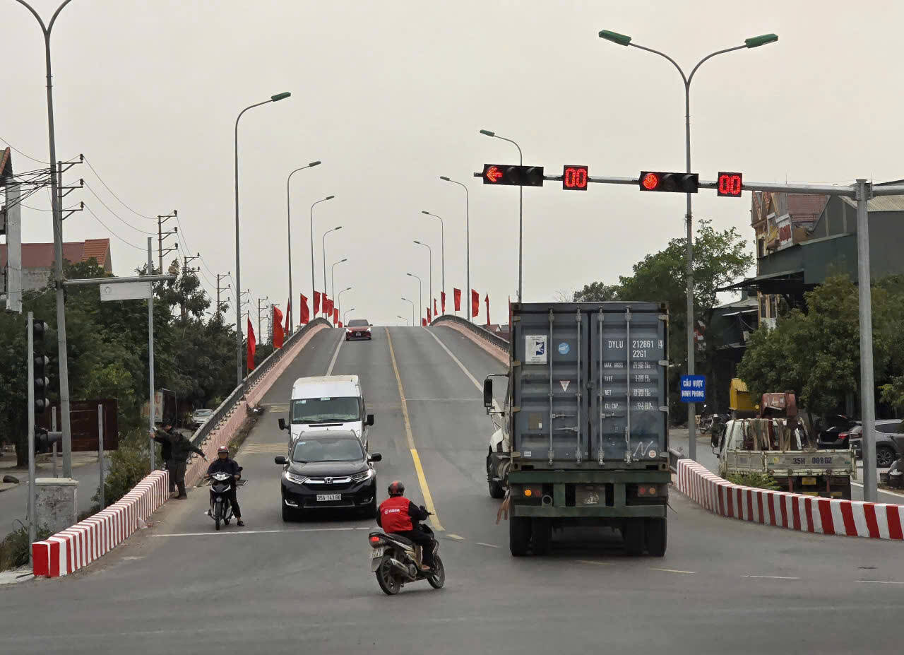 Việc lắp đặt hệ thống đèn tín hiệu giao thông tại nút giao cầu vượt Ninh Phong (thành phố Hoa Lư) đang tiềm ẩn nhiều nguy cơ mất an toàn. Ảnh: Nguyễn Trường