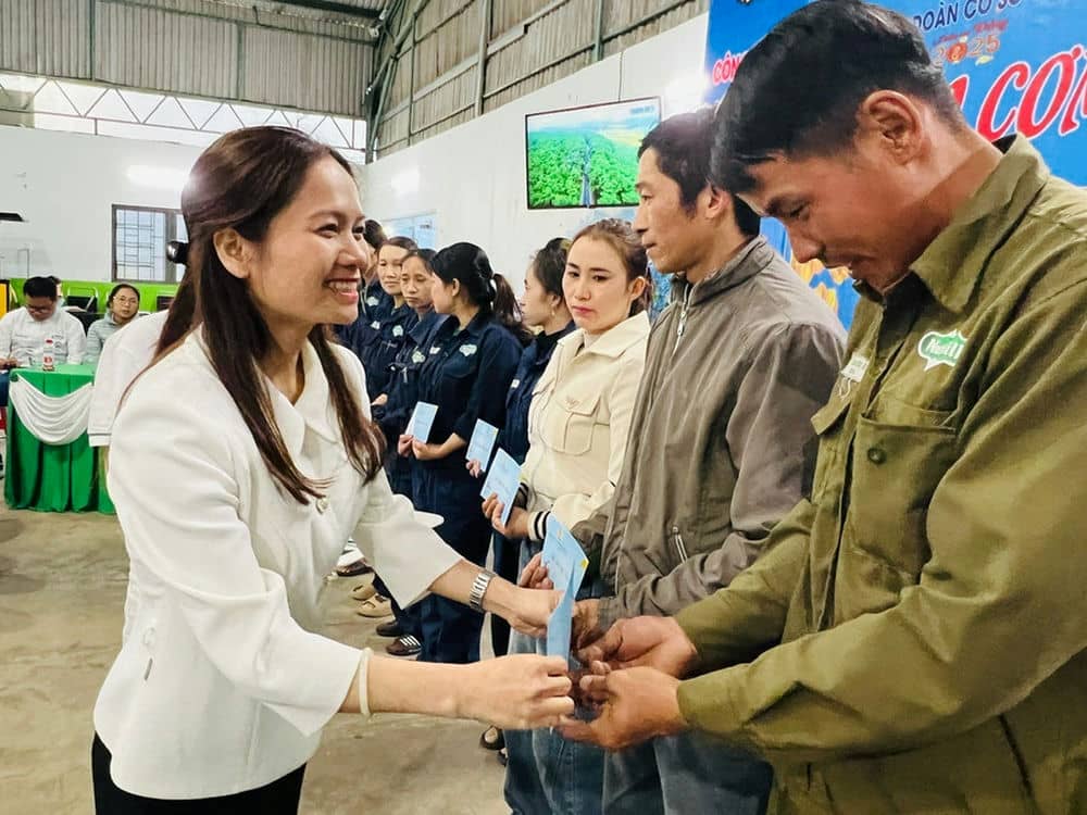 Ms. Siu Huong - Deputy Head of the Provincial National Assembly Delegation presented gifts to employees at the company. Photo: Thanh Tuan