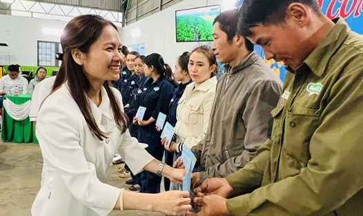 Bà Siu Hương - Phó Trưởng đoàn đại biểu Quốc hội tỉnh tặng quà cho người lao động tại công ty. Ảnh: Thanh Tuấn