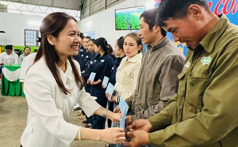 Ms. Siu Huong - Deputy Head of the Provincial National Assembly Delegation presented gifts to employees at the company. Photo: Thanh Tuan