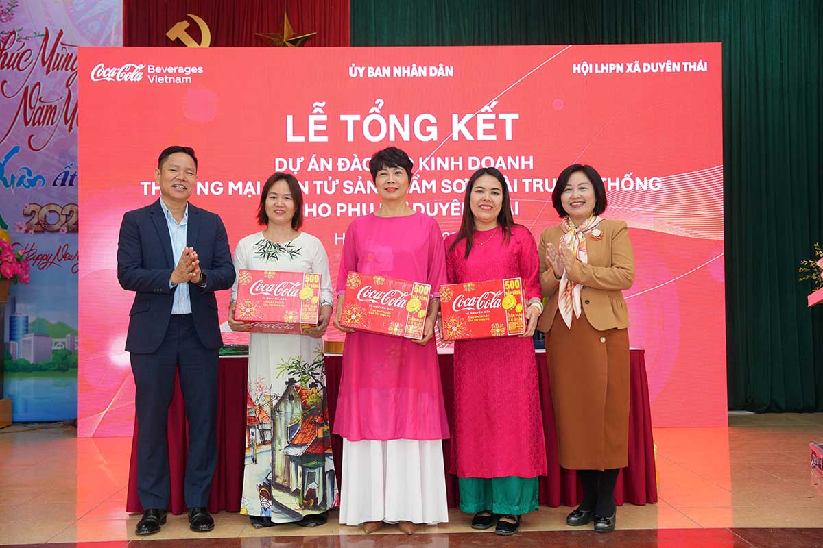 Coca-Cola Vietnam Company held a closing ceremony of the "E-commerce business training project for Ha Thai lacquer craft village in 2024" in Hanoi. Photo: Provided by the enterprise