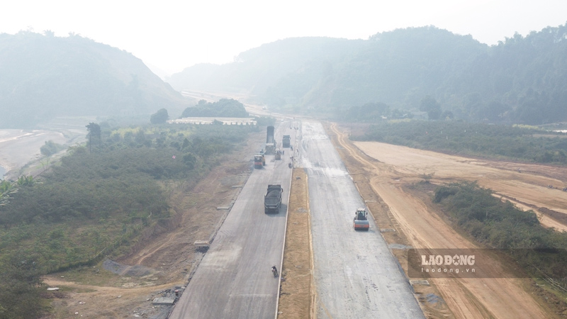 The trillion-dollar traffic construction site in Lao Cai at the end of the year
