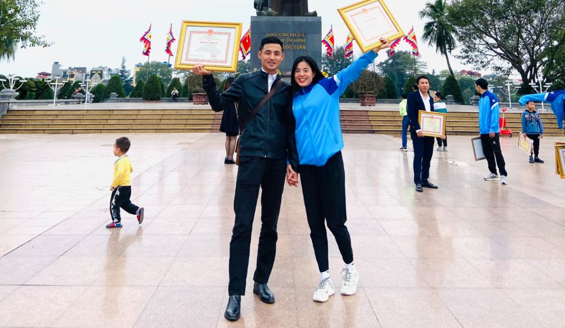 Former track and field athlete Nguyen Thi Huyen and her husband. Photo: FBNV