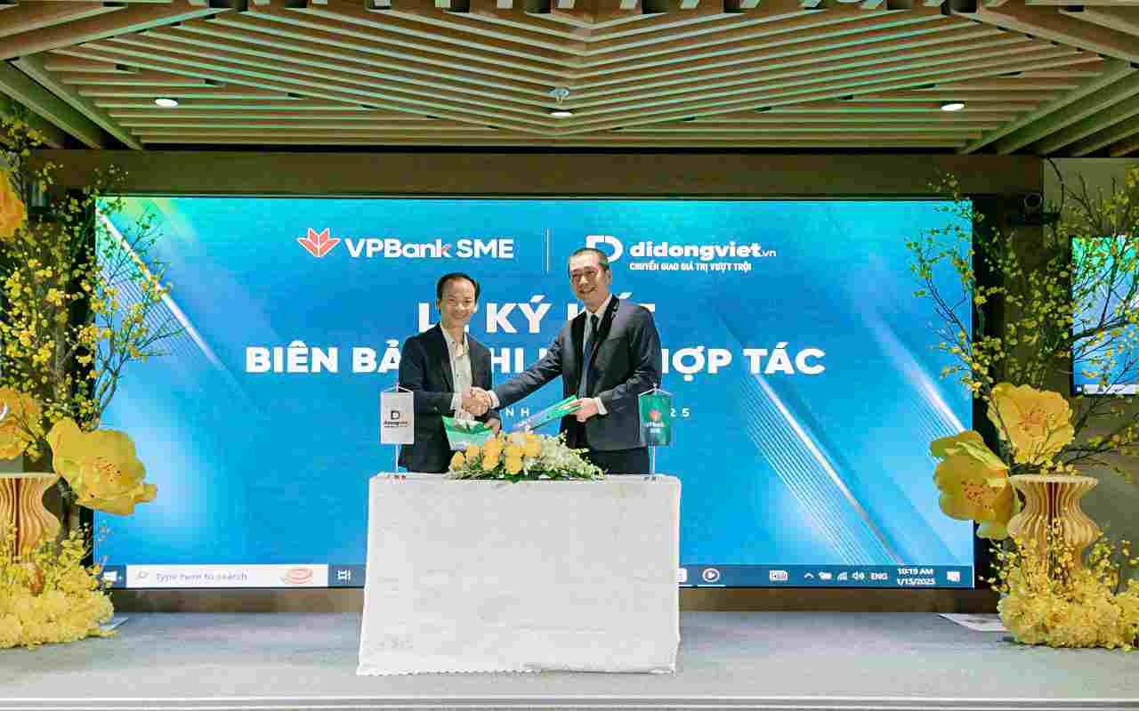 CEO of Mobile World and VPBank representative hope that the two sides will cooperate long-term with many pioneering projects in 2025. Photo: Loan Tran