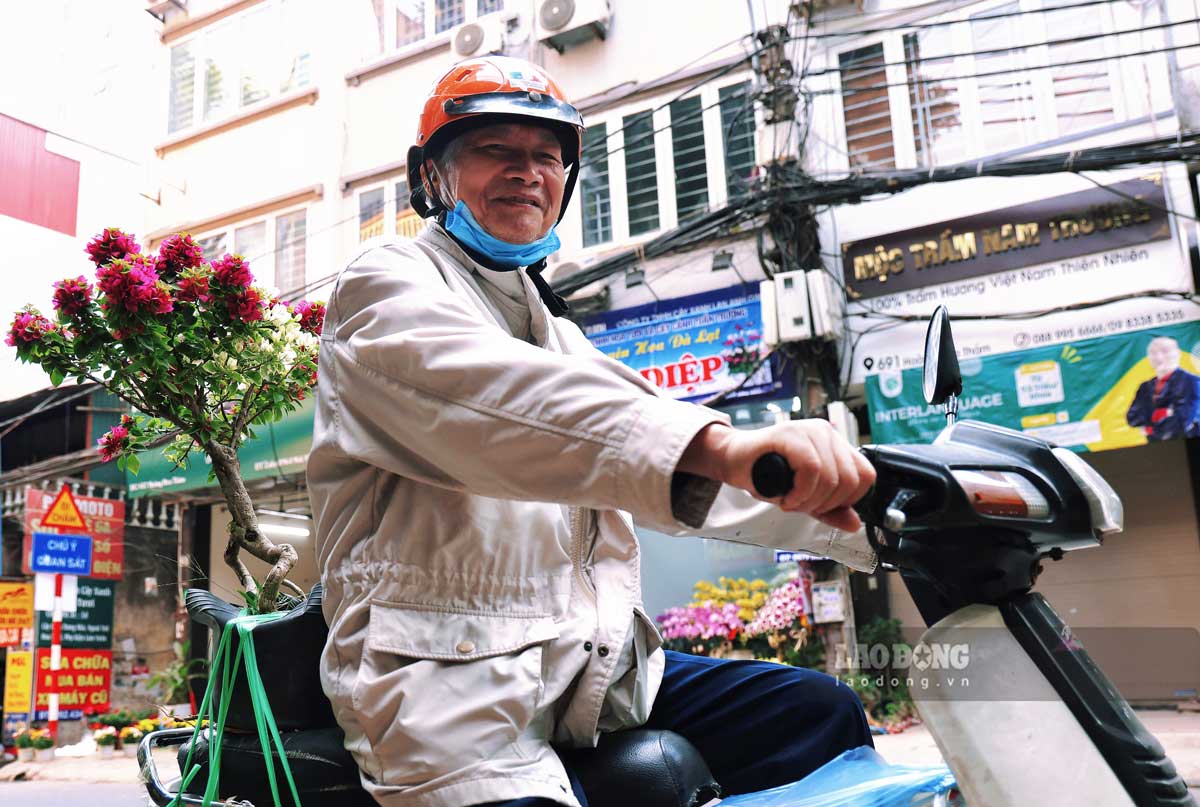 “Vi dien tich nha nho nen mua nhung cay bonsai nhu the nay toi thay rat hop ly. Hom nay toi mua cay hoa giay nay voi gia 250.000 dong, nhin cay khoe va chac chan nen toi rat tam dac“, ong Hung (Ba Dinh, Ha Noi) cho biet. 