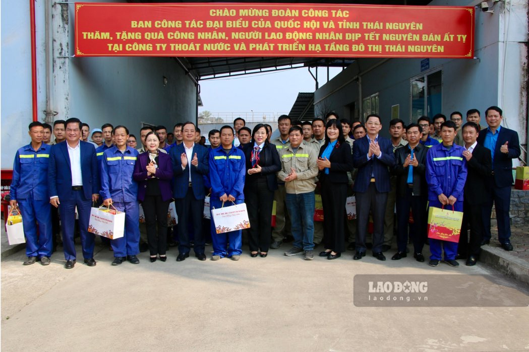 The delegation visited and presented Tet gifts to workers and laborers in Thai Nguyen. Photo: Nguyen Hoan