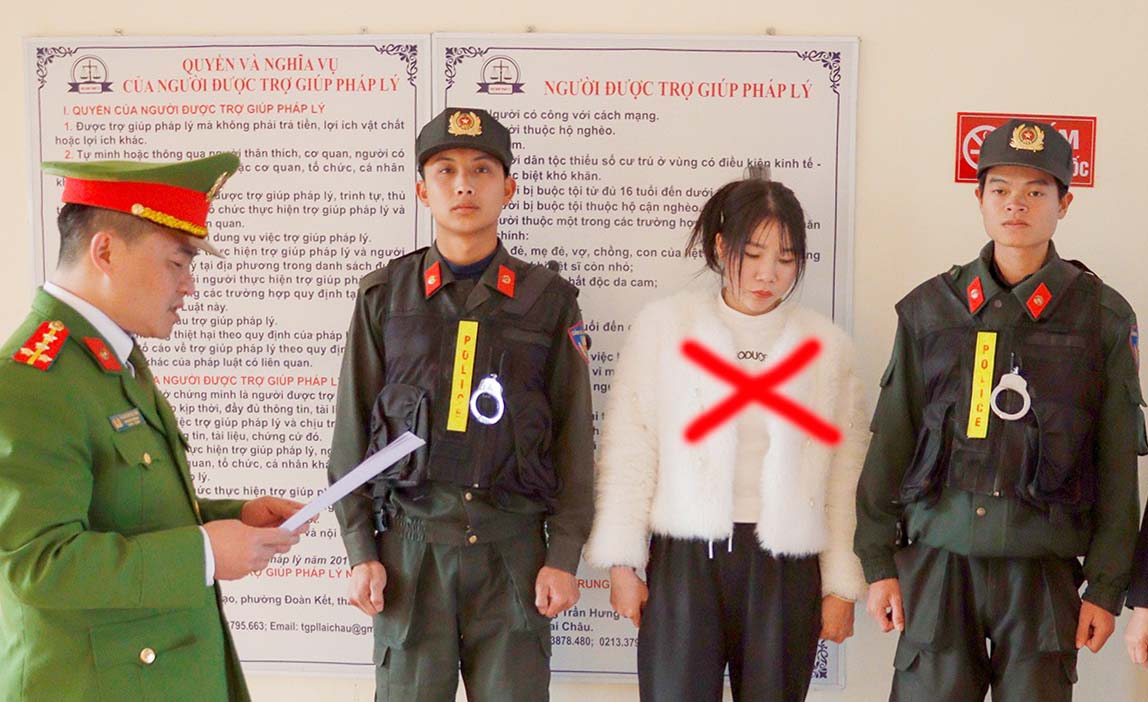 Cơ quan công an thi hành lệnh bắt giữ đối tượng là gái mại dâm đã lừa bán 7 phụ nữ ra nước ngoài. Ảnh: CACC