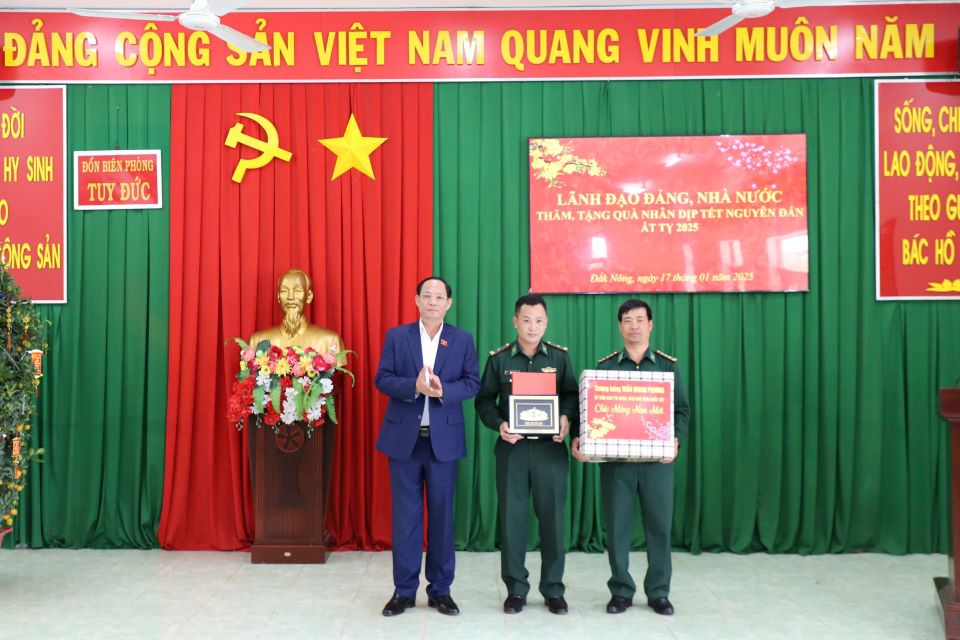 Phó Chủ tịch Quốc hội Trần Quang Phương tặng quà cán bộ, chiến sĩ Đồn Biên phòng Tuy Đức. Ảnh: Bảo Lâm