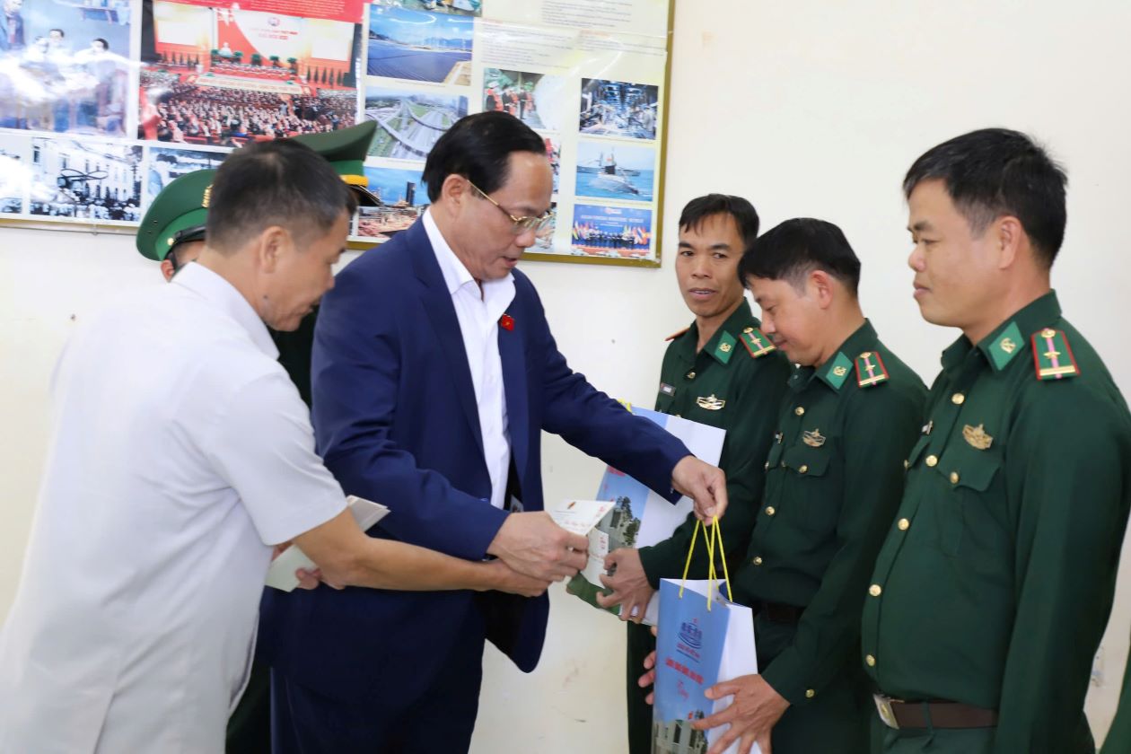The soldiers of Tuy Duc Border Guard Station were delighted to receive a visit and New Year greetings from the Central Working Group. Photo: Bao Lam