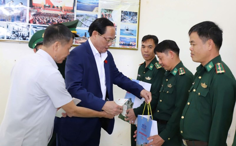 The soldiers of Tuy Duc Border Guard Station were delighted to receive a visit and New Year greetings from the Central Working Group. Photo: Bao Lam