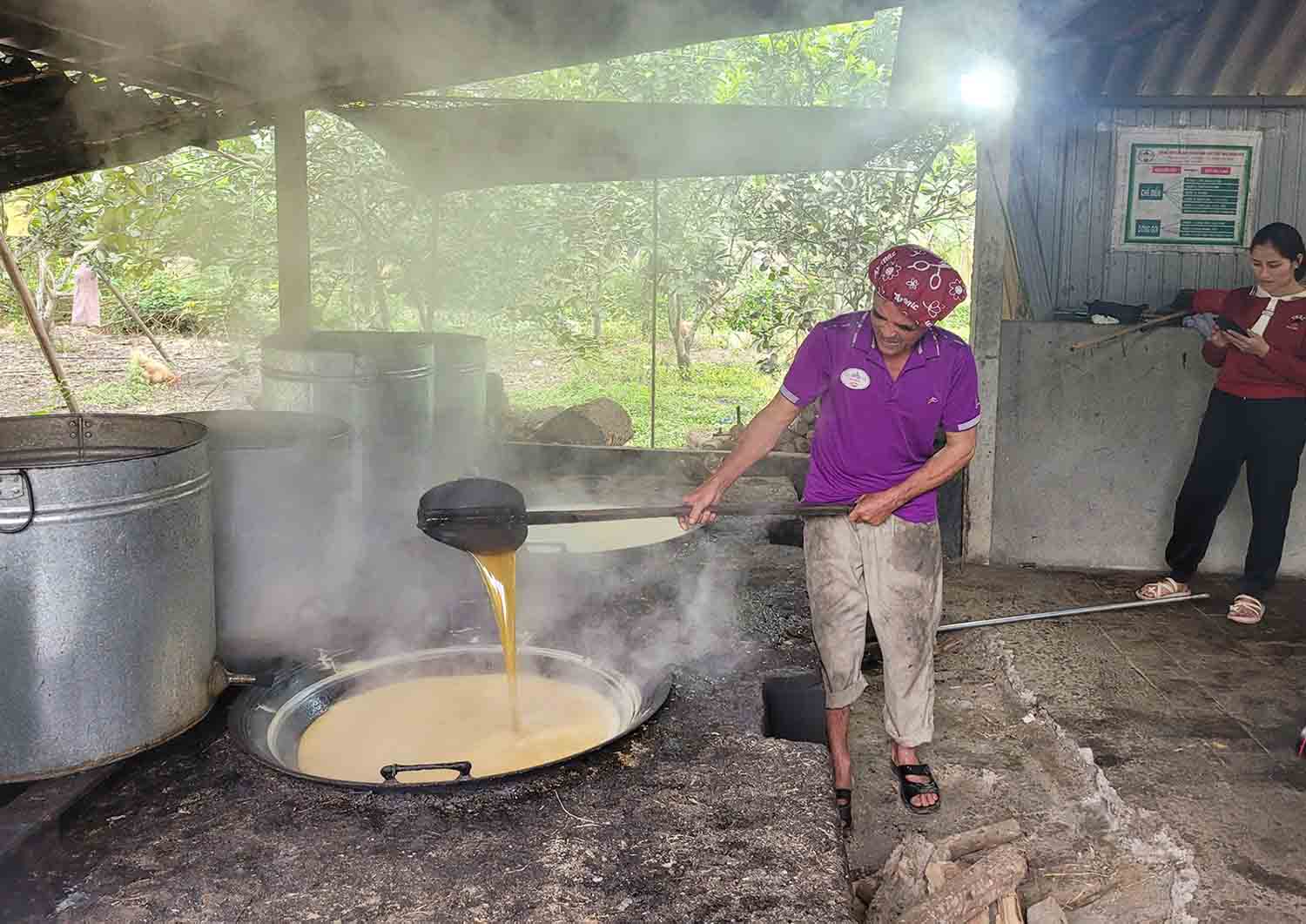 In the days leading up to Tet, the molasses-making village in Tho Dien commune is busy producing to meet the high consumption demand. Photo: Tran Tuan.