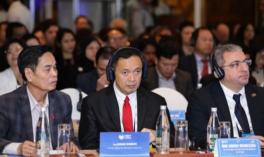 Các đại diện quốc tế chia sẻ thông tin về tiềm năng du lịch của các thành phố, thảo luận các định hướng mới trong việc thúc đẩy hợp tác du lịch giữa Đà Nẵng và các đối tác quốc tế. Ảnh: Nguyên Thi