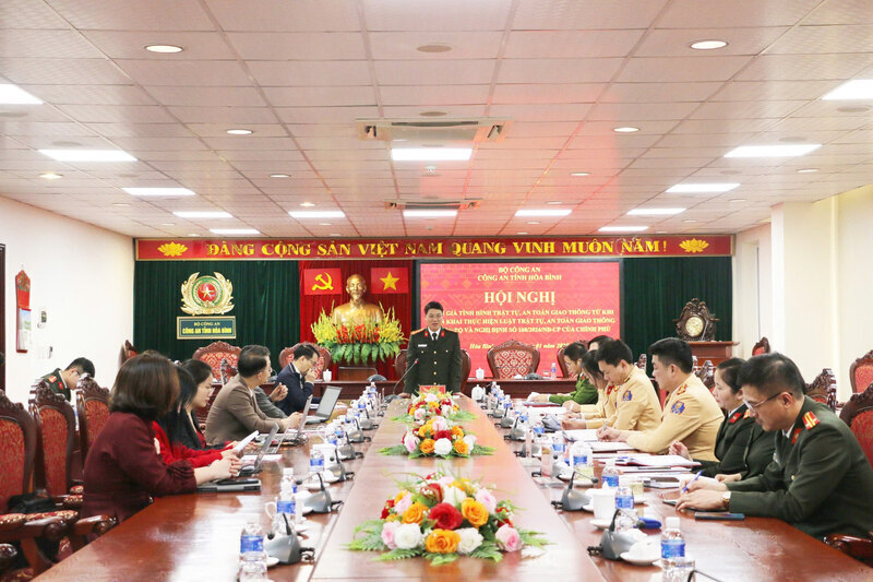 Hoa Binh Provincial Police inform about the traffic order and safety situation in the province after implementing Decree 168. Photo: Khanh Linh