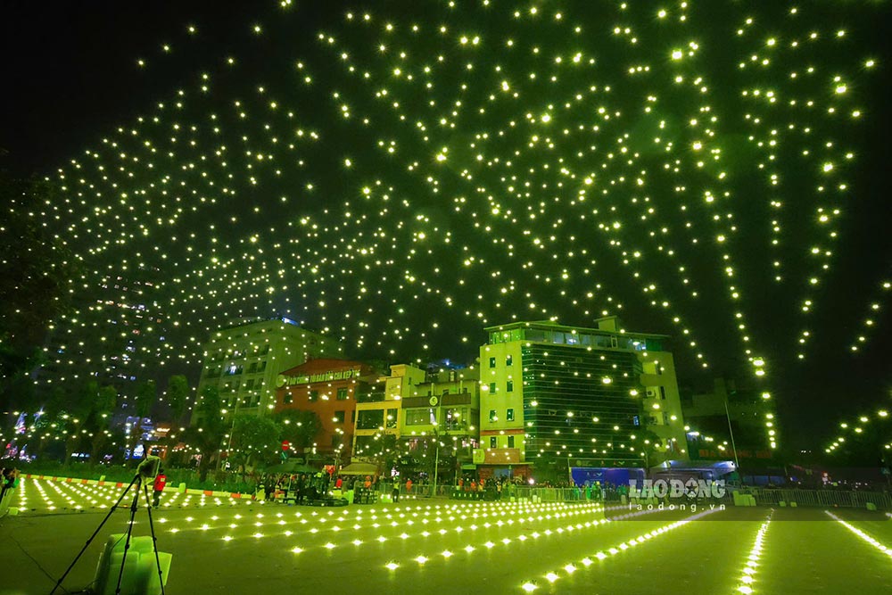 More than 2,000 drones will perform a light show in early 2024 at West Lake, Hanoi. Photo: Hai Nguyen