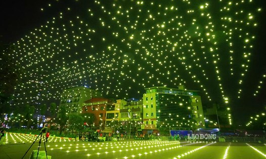 Hơn 2.000 drone trình diễn ánh sáng vào đầu năm 2024 tại hồ Tây, Hà Nội. Ảnh: Hải Nguyễn