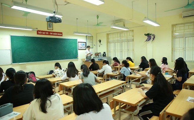 Students whose final semester results are below the required level are eligible for free extra classes at school. Illustration: Van Trang