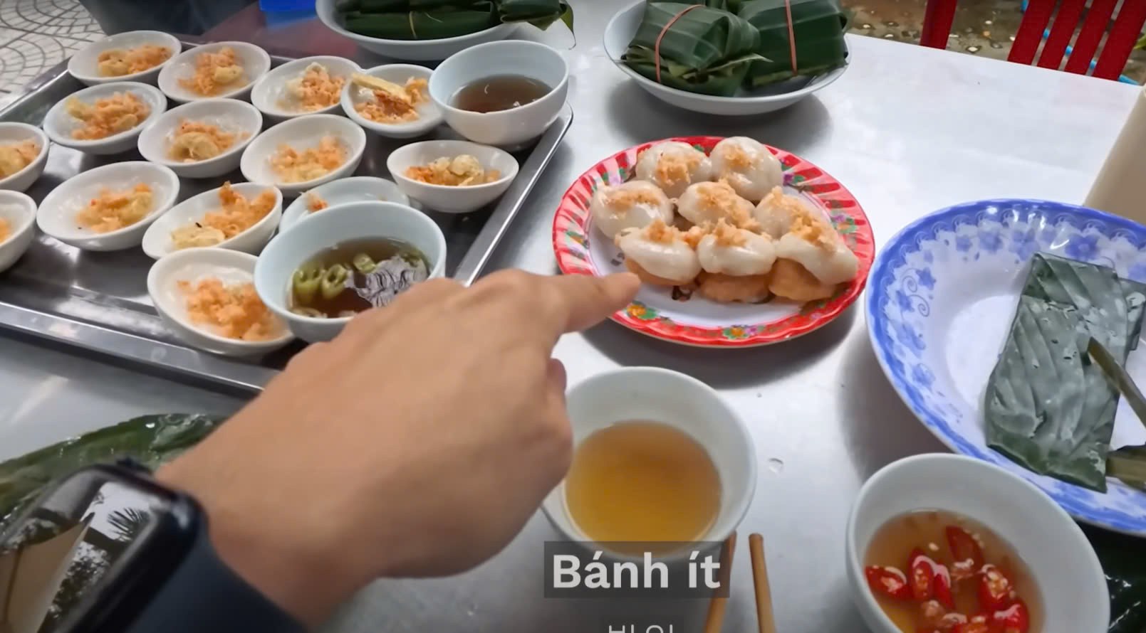 Bánh bèo, nậm, lọc, ram ít... là những món ngon dân dã nổi tiếng ở Huế mà nhiều du khách ăn không biết ngán. Ảnh: cắt từ clip