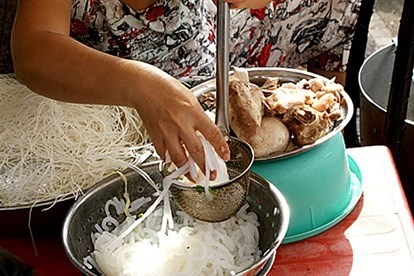 Selling street food without covering it to avoid dust on Tet holiday can result in a fine of 500,000 VND to 1,000,000 VND for individuals and 1,000,000 VND to 2,000,000 VND for organizations. Photo: Thanh Chan