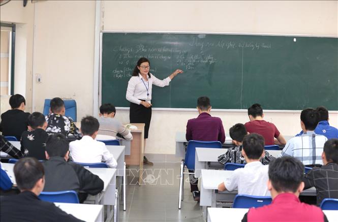 Teachers who retire early are entitled to the benefits for early retirees as prescribed in Article 7 of Decree 178/2024/ND-CP. Illustrative photo: VNA.