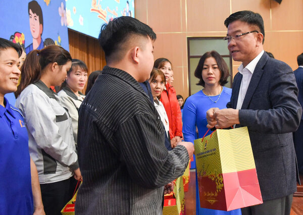 Deputy Prime Minister Le Thanh Long presents Tet gifts to workers in Bac Ninh province on the afternoon of January 17. Photo: Tran Tuan