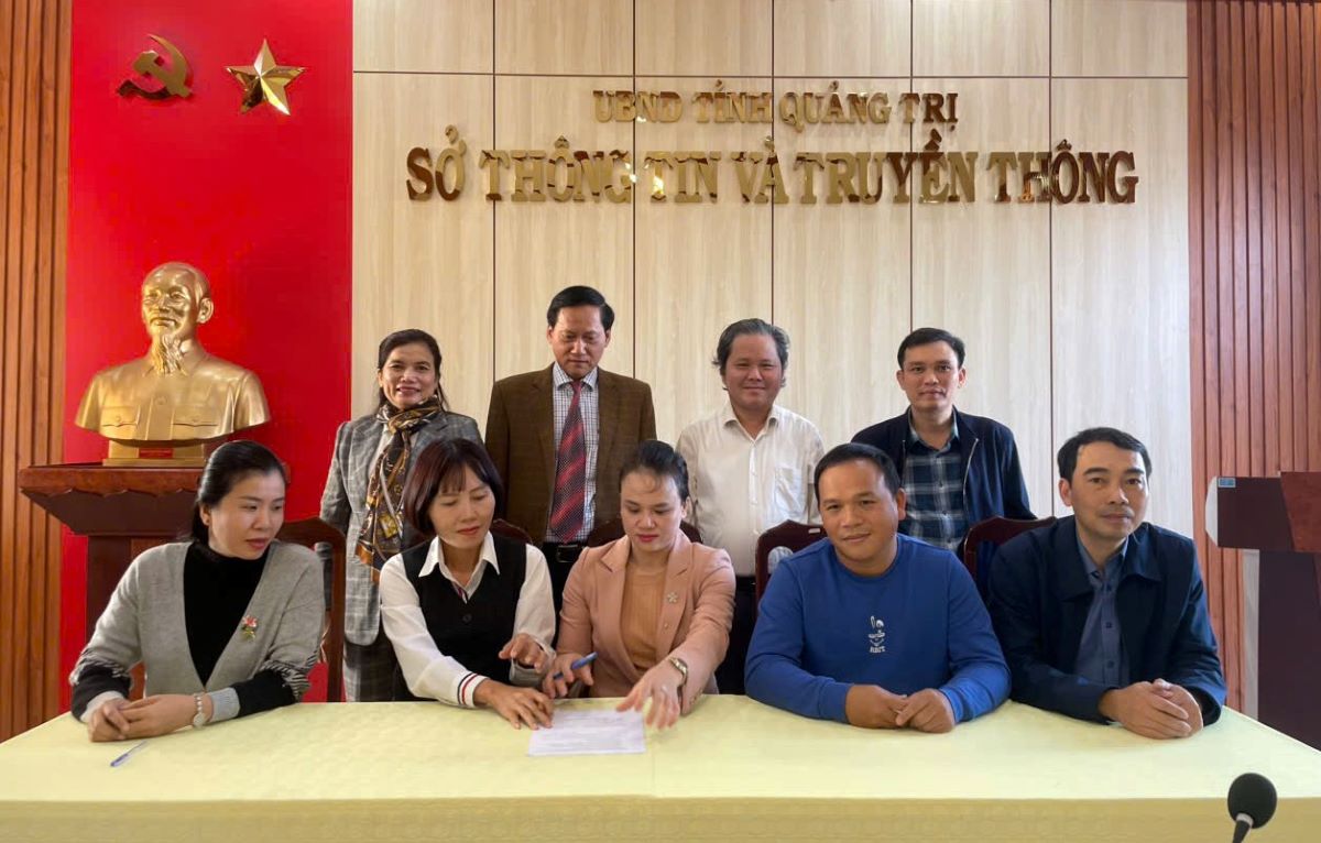 Leaders of the provincial Department of Information and Communications, Ms. Huyen, Mr. Tuong and Mr. Hoan (back row from left) all registered for retirement. Photo: H.Nguyen