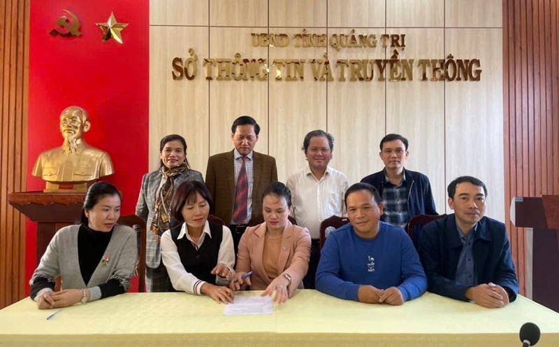 Leaders of the provincial Department of Information and Communications, Ms. Huyen, Mr. Tuong and Mr. Hoan (back row from left) all registered for retirement. Photo: H.Nguyen