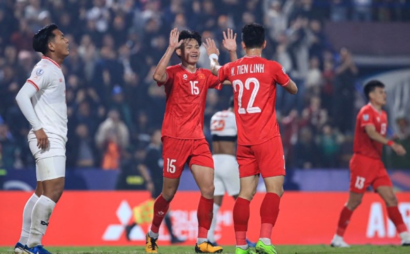 Vietnam team plays the opening match of the 2027 Asian Cup qualifiers at Binh Duong Stadium. Photo: Minh Dan