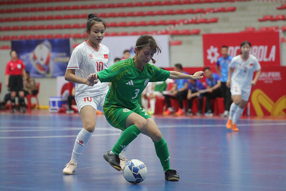 Macau (Trung Quoc) khong the chong do cac dot tan cong cua tuyen futsal nu Viet Nam. Anh: MFF