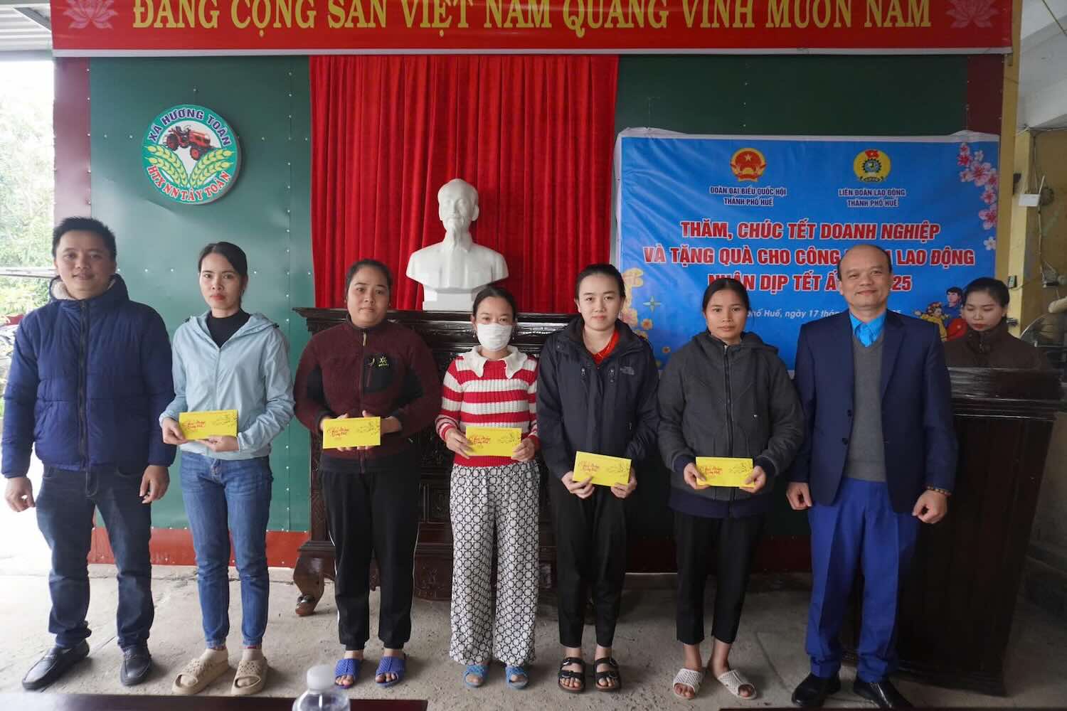 Giving Tet gifts to union members and workers. Photo: Huong Tra Union.