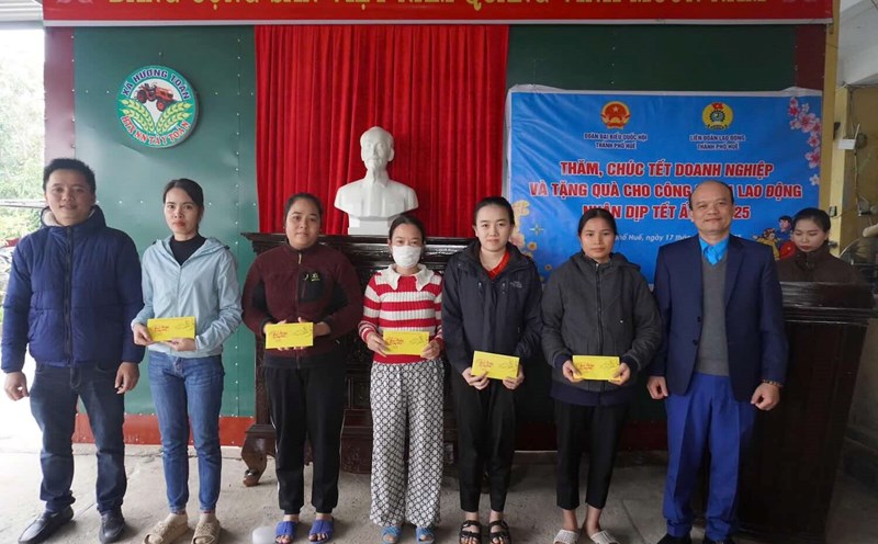 Giving Tet gifts to union members and workers. Photo: Huong Tra Union.