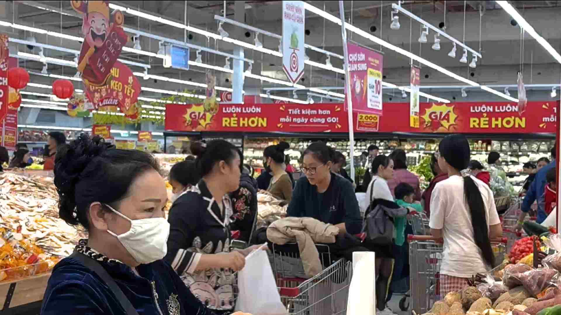People flock to supermarkets to shop early for Tet