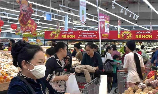 Người dân đổ xô đi siêu thị sắm Tết sớm