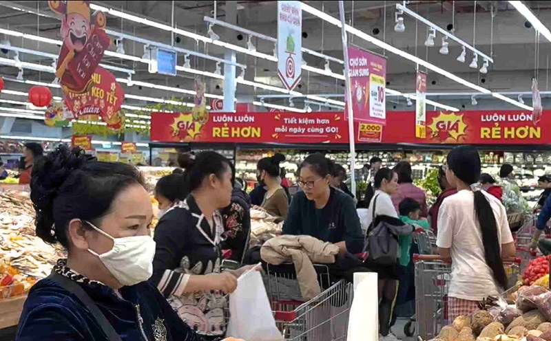 People flock to supermarkets to shop early for Tet