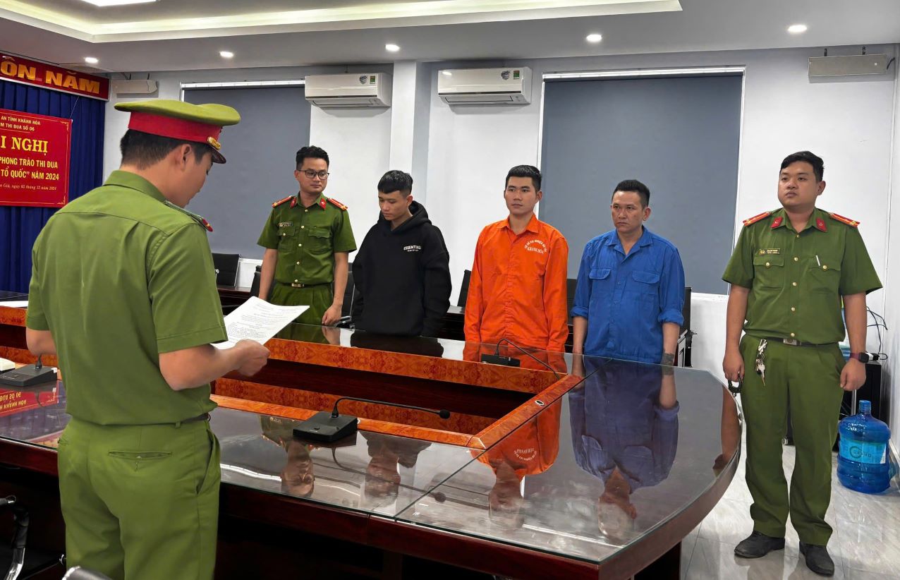 Công an huyện Vạn Ninh thi hành lệnh khởi tố bị can và lệnh tạm giam các đối tượng liên quan đến các vụ trộm dầu xe tải trên địa bàn để điều tra. Ảnh: Phương Linh