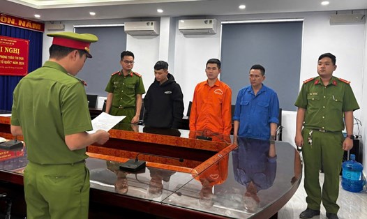 Công an huyện Vạn Ninh thi hành lệnh khởi tố bị can và lệnh tạm giam các đối tượng liên quan đến các vụ trộm dầu xe tải trên địa bàn để điều tra. Ảnh: Phương Linh