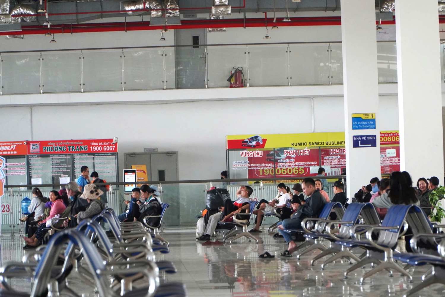 Passengers wait to board the bus at the new Eastern Bus Station (Thu Duc City, Ho Chi Minh City). Photo: Minh Quan