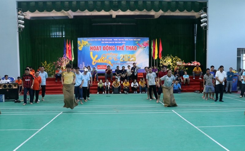 The sports festival creates opportunities for union members and workers to compete and exchange. Photo: Xuan Nhi
