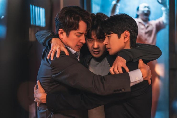 Kwon Sang Woo (center) and co-stars in a scene from the movie “Hitman 2”. Photo: Producer